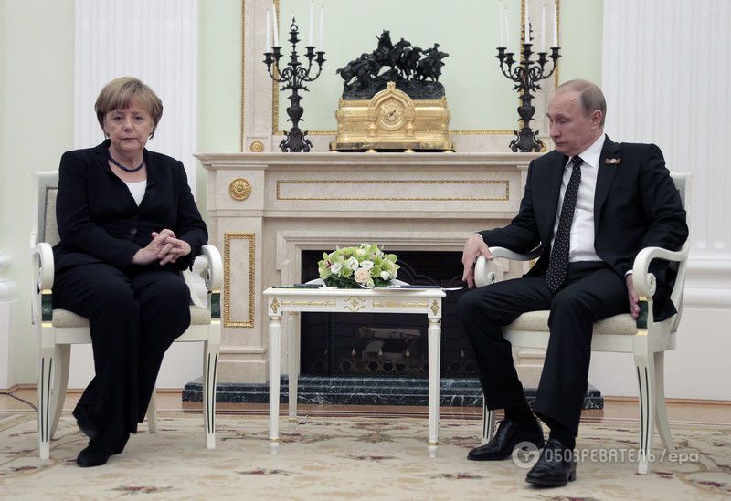 Печальный Путин на встречу с Меркель нацепил георгиевскую ленту