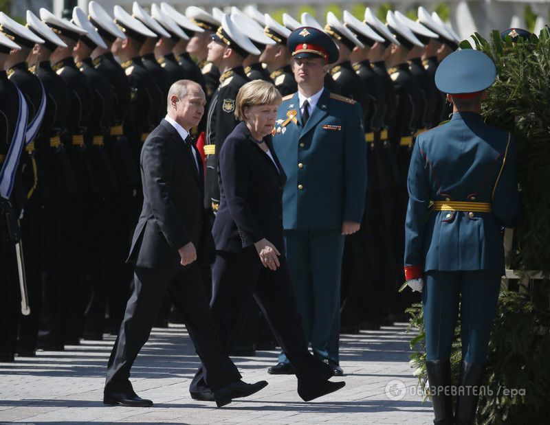 Печальный Путин на встречу с Меркель нацепил георгиевскую ленту: фоторепортаж