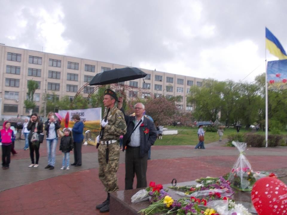"Заботливые пенсионеры": в Северодонецке солдат укрыли от дождя
