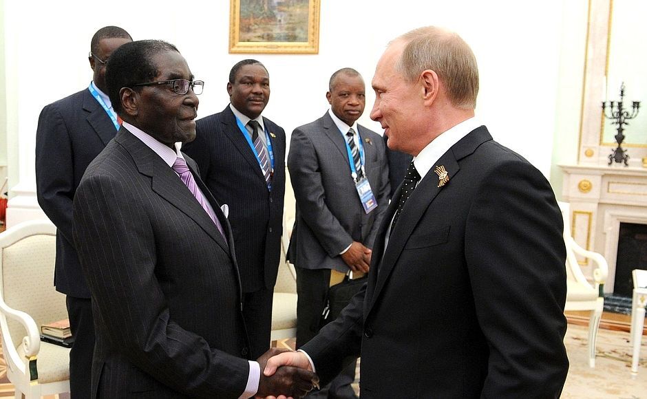 Два сапога пара: Путин появился в компании "людоеда" Мугабе – фотофакт