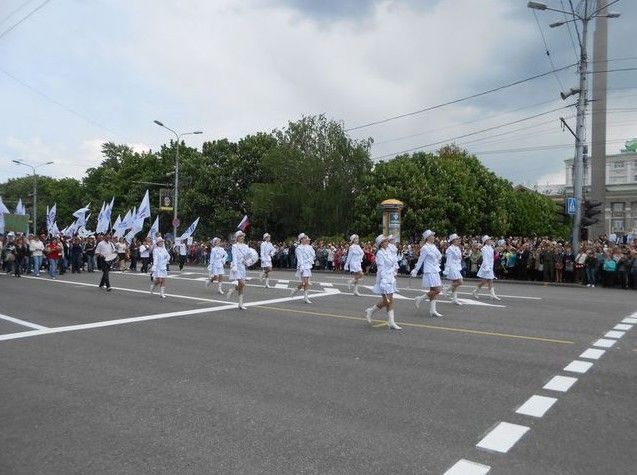Как жители Донецка праздновали годовщину "независимости" "ДНР": фото