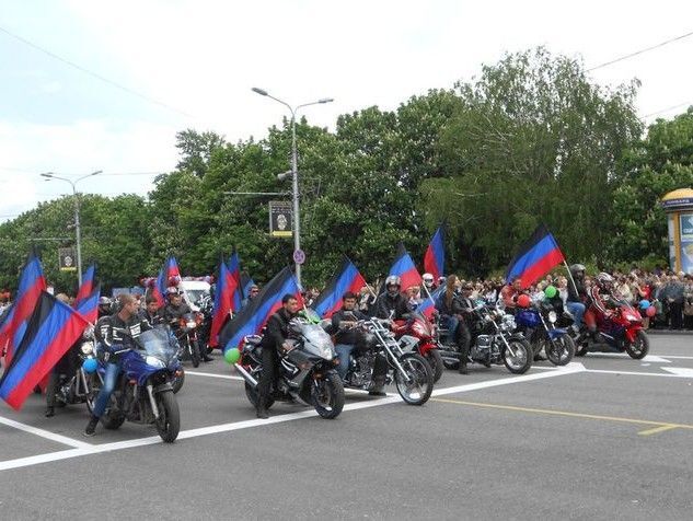 Как жители Донецка праздновали годовщину "независимости" "ДНР": фото