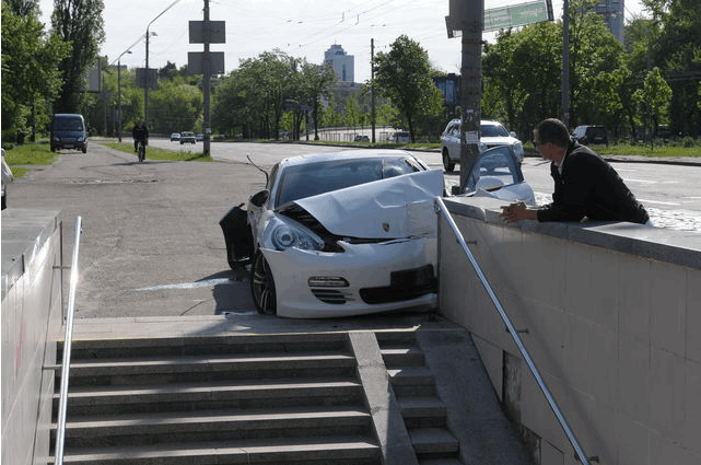 В Киеве Porshe врезался в подземный переход: опубликованы фото