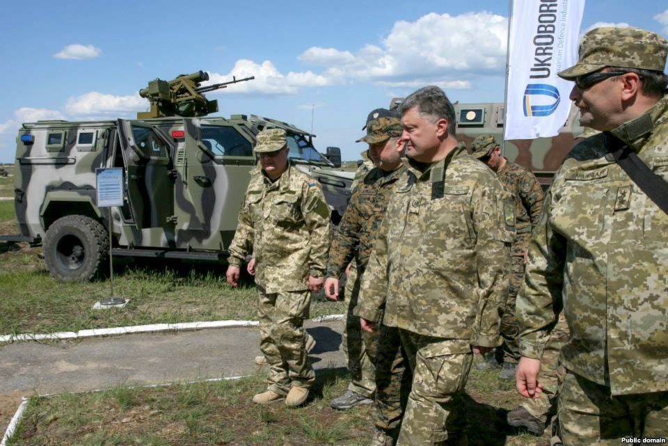 Порошенко продемонстрировали высокоточное оружие, сделанное в Украине