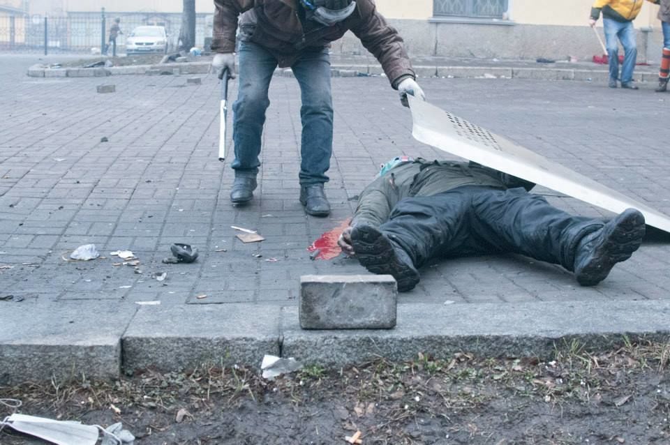 В сети появились новые фото расстрела майдановцев
