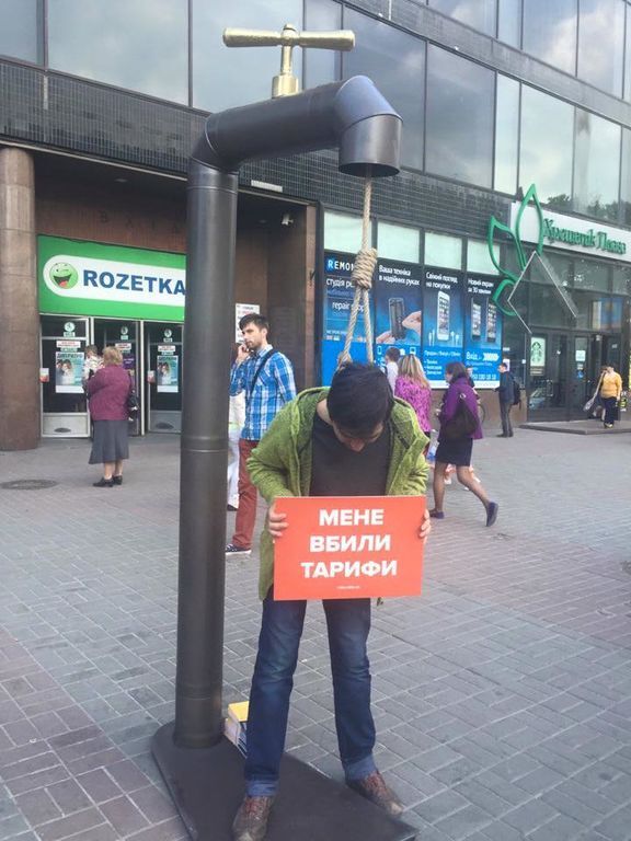 "Мене вбили тарифи". Кияни "вішаються" в центрі міста: фото флешмобу