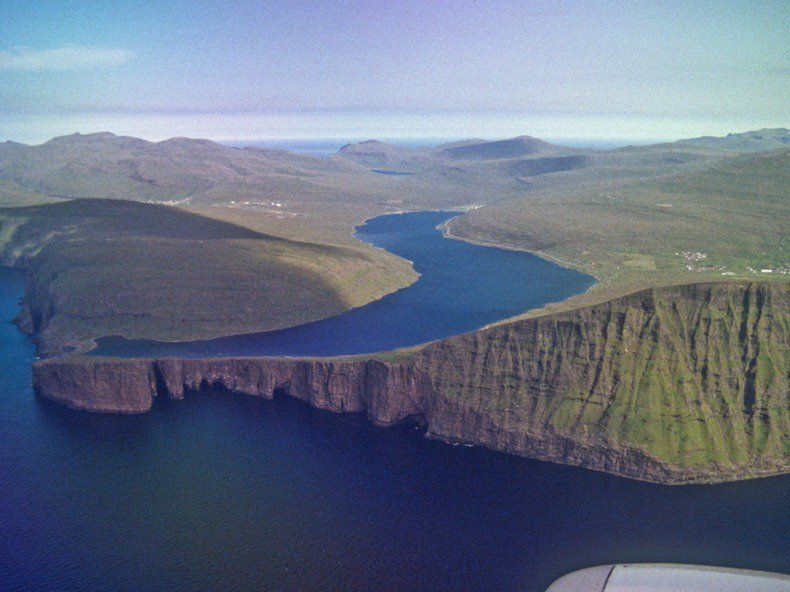 Необычное озеро Сорвагсватн на Фарерских островах