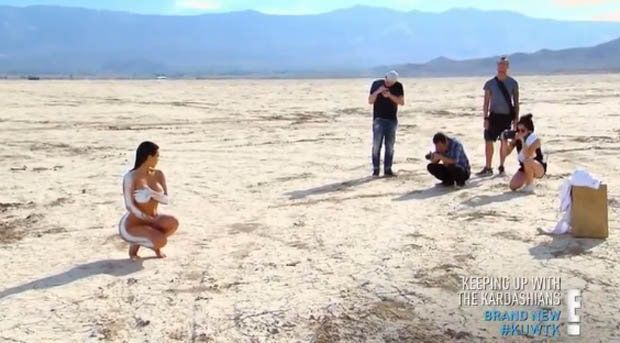 Ким Кардашьян перед камерой нагнули голой среди пустыни: фотофакт
