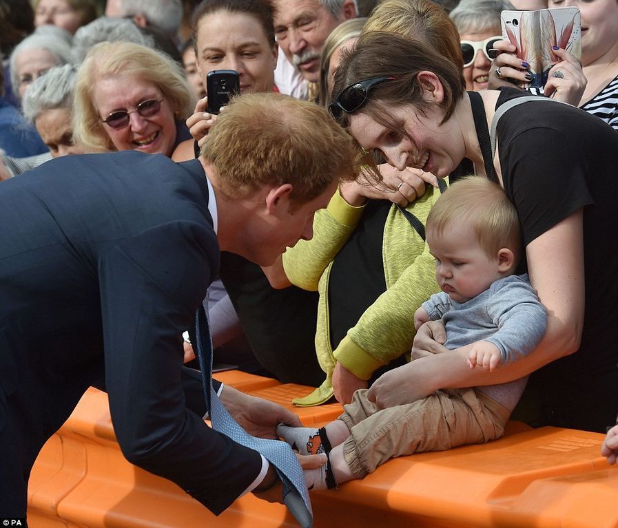 Самое милое фото дня: принц Гарри играет с веселым малышом 