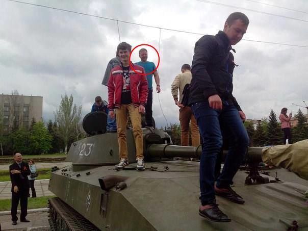 В Горловке поп УПЦ МП позировал на танке "ДНР": фотофакт