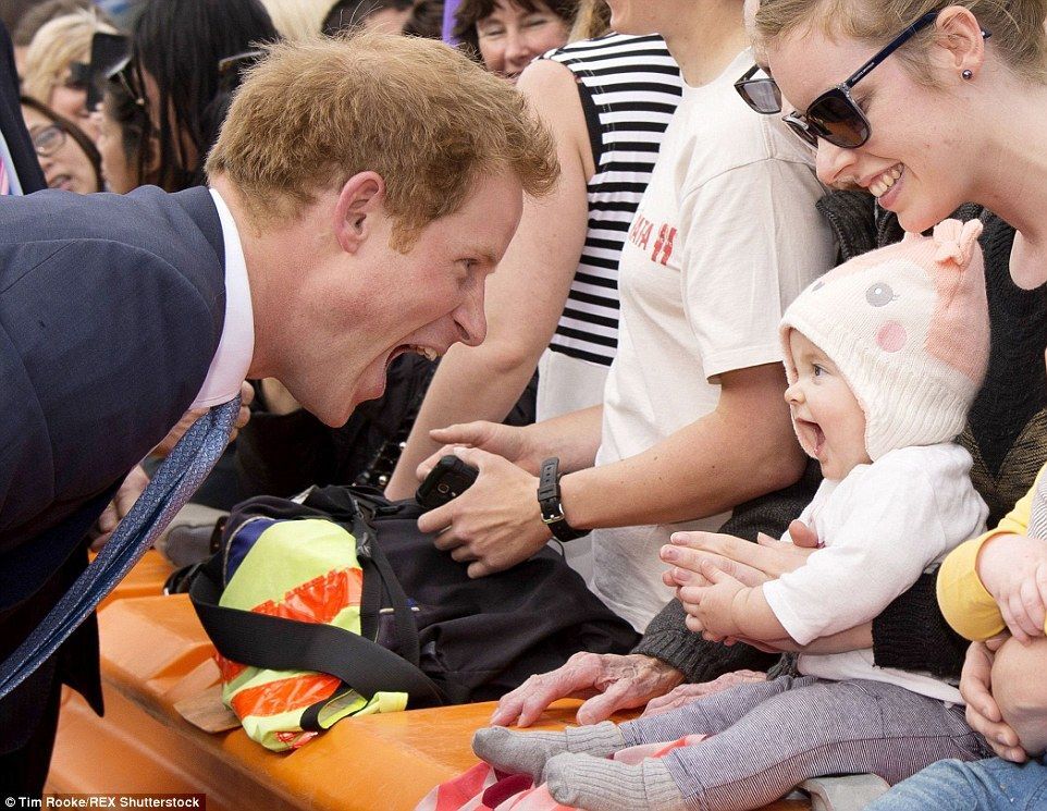Самое милое фото дня: принц Гарри играет с веселым малышом 