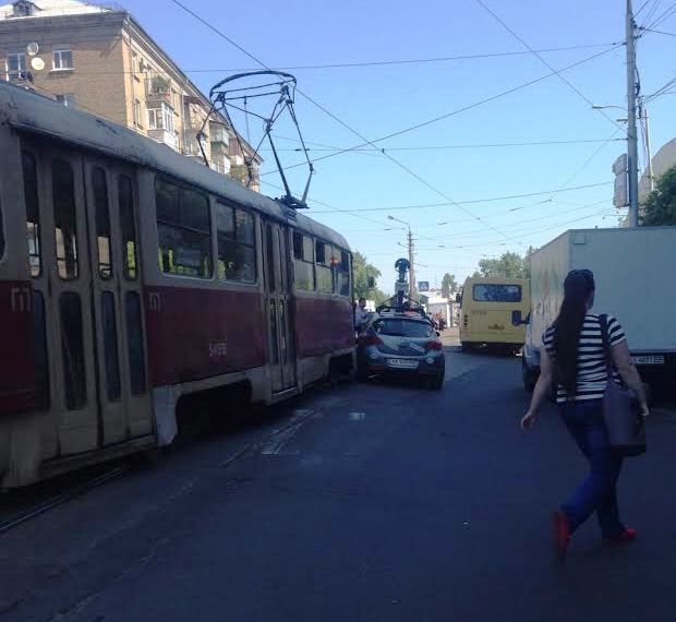 В Киеве Google-мобиль врезался в трамвай: фото аварии