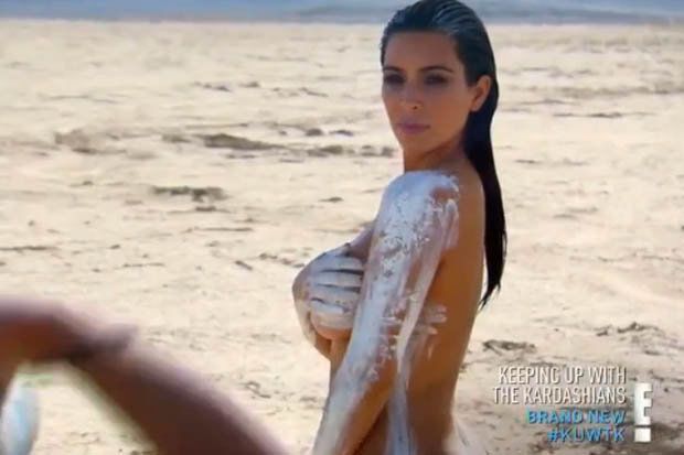 Ким Кардашьян перед камерой нагнули голой среди пустыни: фотофакт