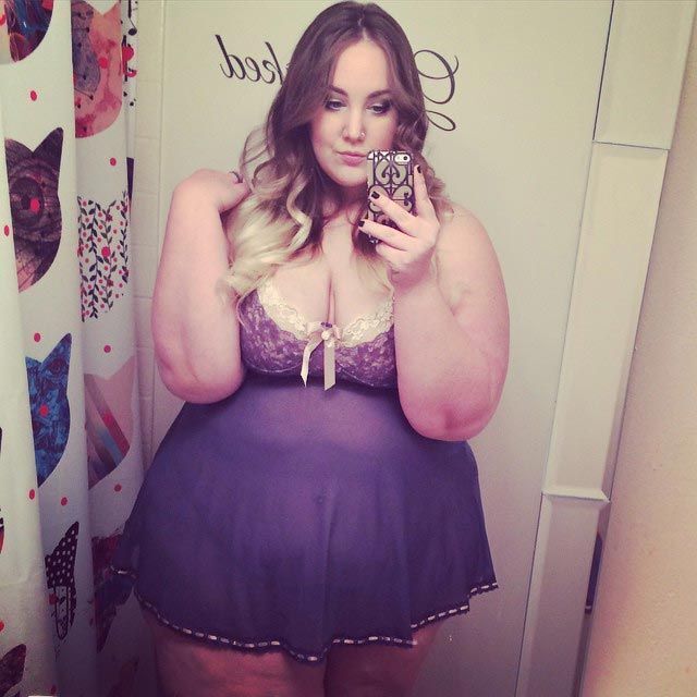 Уверенная в себе модель размера плюс делает селфи в нижнем белье 