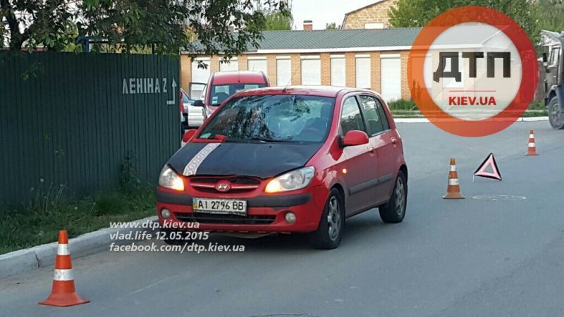 В Киеве девочку на велосипеде сбила иномарка: школьница сильно травмирована