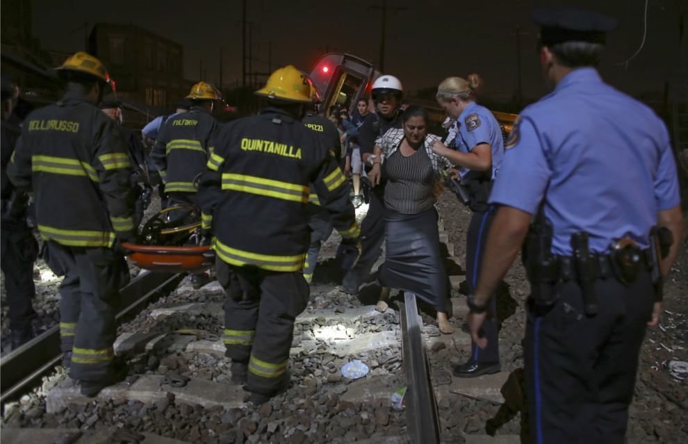 Аварія поїзда в США: п'ятеро загиблих, півсотні поранених. Фото і відео з місця катастрофи