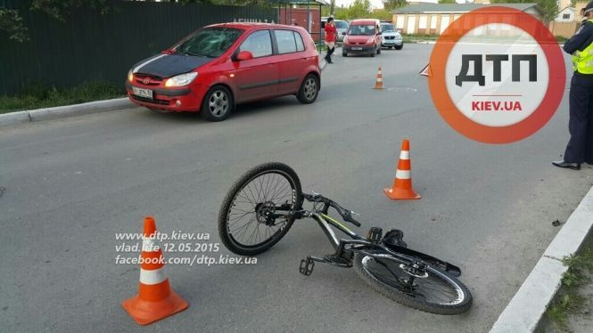 В Киеве девочку на велосипеде сбила иномарка: школьница сильно травмирована
