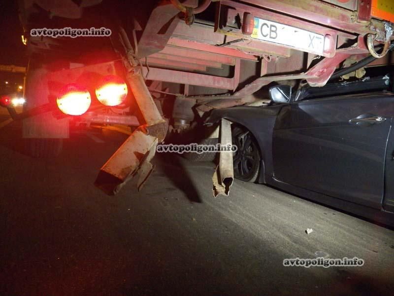 В Киеве иномарка "нырнула" под грузовик: опубликованы фото ДТП
