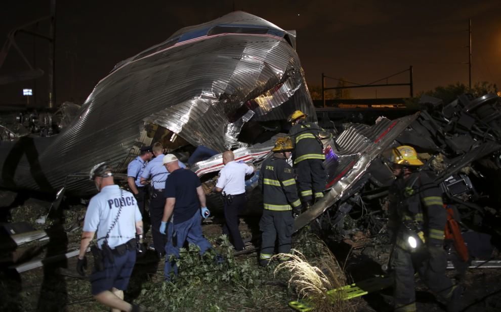 Крушение поезда в США: пятеро погибших, более сотни раненых. Фото и видео с места катастрофы