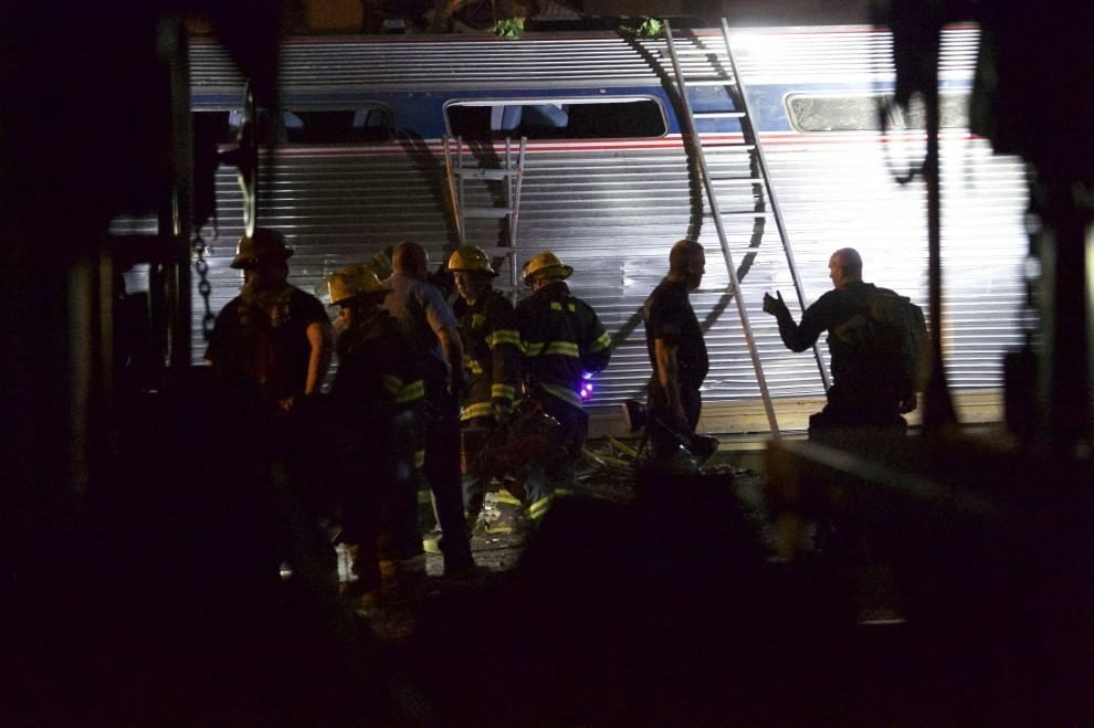 Крушение поезда в США: пятеро погибших, более сотни раненых. Фото и видео с места катастрофы
