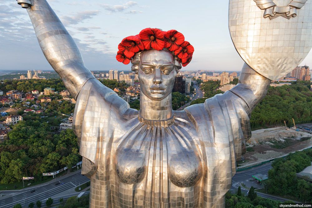 Маки на голове "Родины-матери" оказались надувными: фотофакт