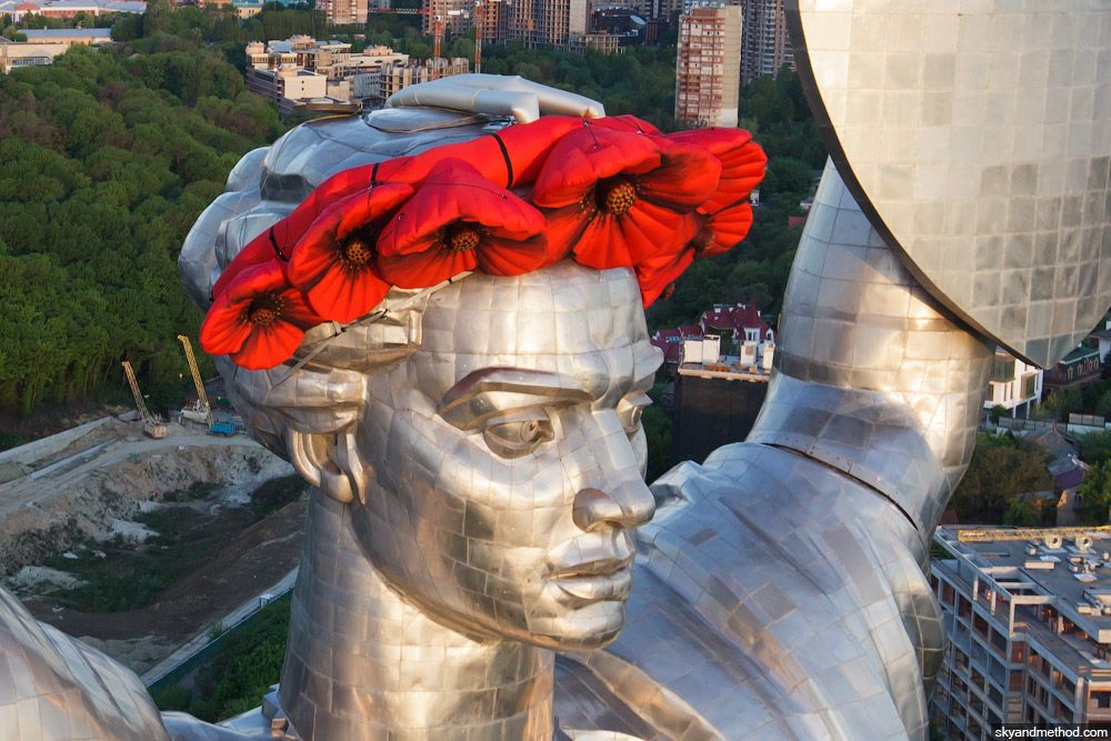 Маки на голове "Родины-матери" оказались надувными: фотофакт