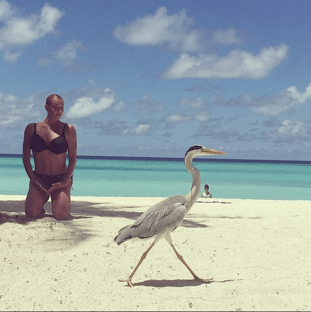 Голая Волочкова устроила фотосессию с цаплей на Мальдивах