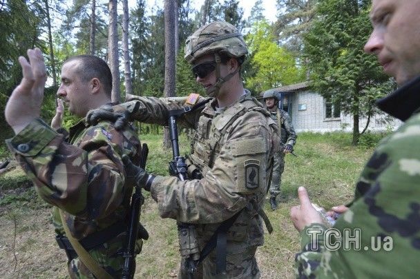 Опубликованы фото совместных учений украинских бойцов и американских десантников 