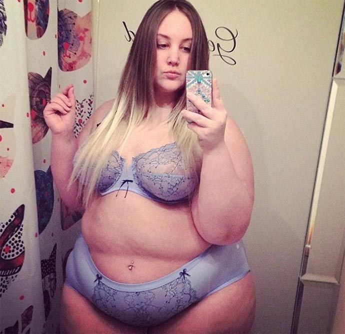 Уверенная в себе модель размера плюс делает селфи в нижнем белье 