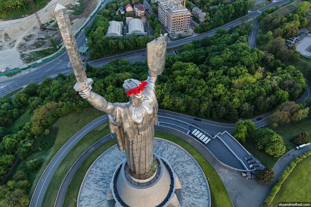 Маки на голове "Родины-матери" оказались надувными: фотофакт