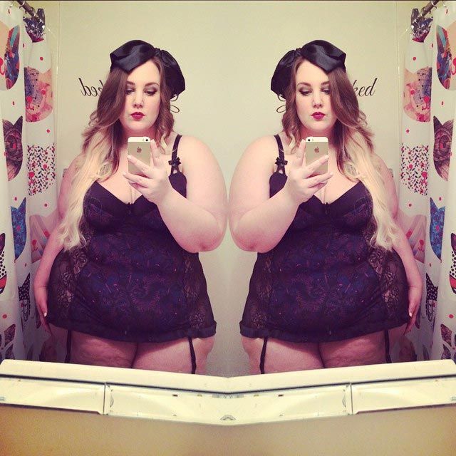 Уверенная в себе модель размера плюс делает селфи в нижнем белье 