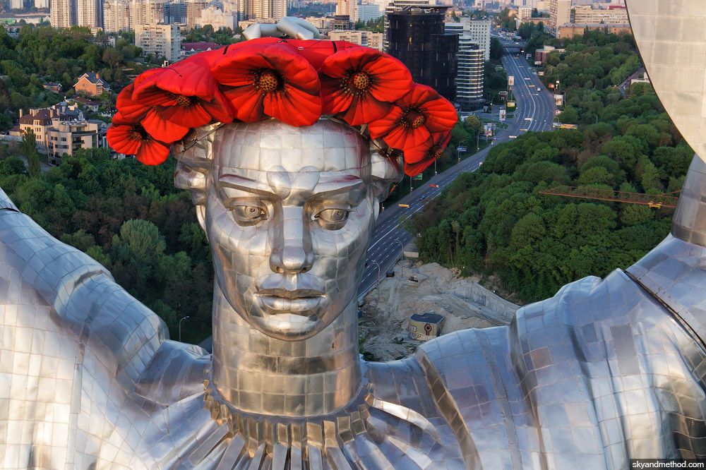 Маки на голове "Родины-матери" оказались надувными: фотофакт