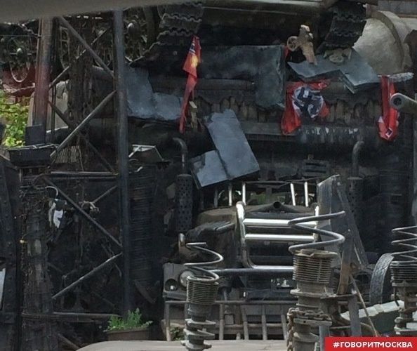 Путінські байкери вивісили на ворота свого центру нацистський прапор: фотофакт