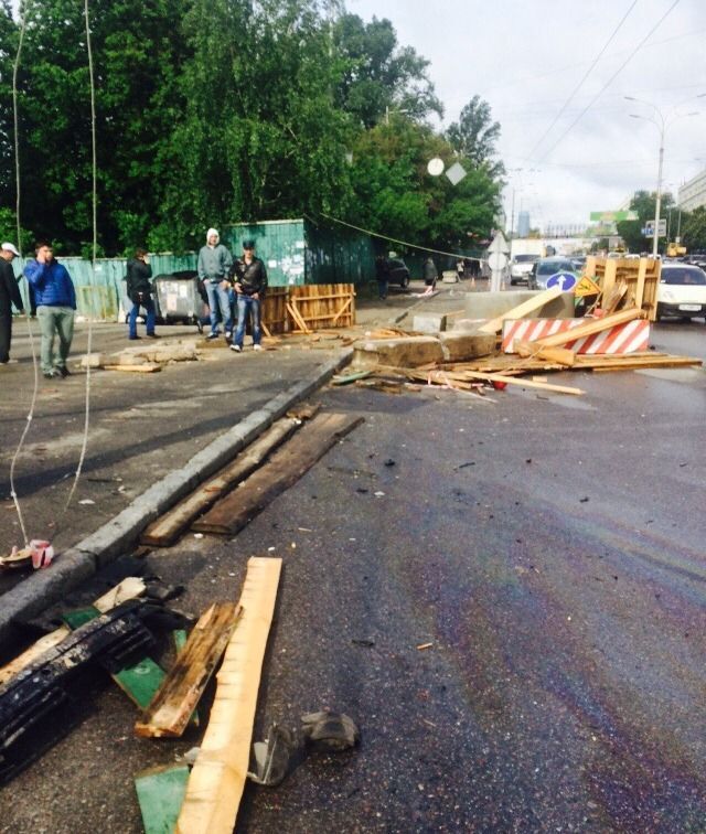 В Киеве водитель с двумя детьми протаранил дорожные знаки