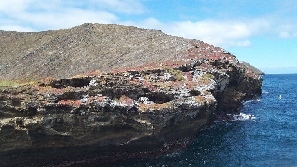 Необычный остров с кратером в Галапагосском архипелаге
