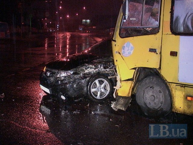 В Киеве маршрутка протаранила иномарку: пострадала пассажирка