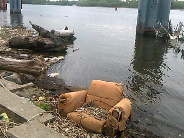 Набережна в Києві перетворилася на масштабне сміттєзвалище: фотофакт