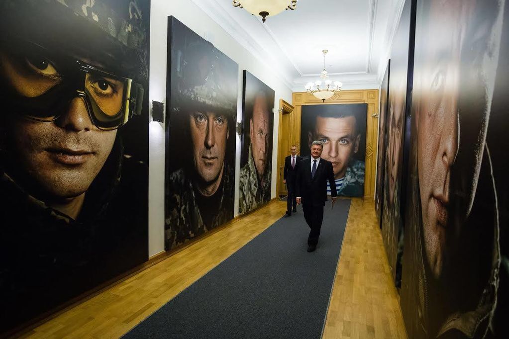 Порошенко открыл у себя выставку фото бойцов АТО