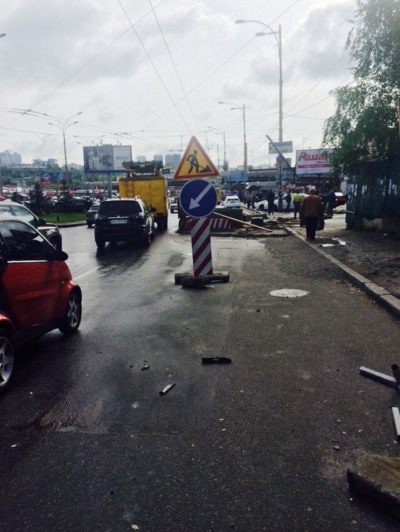 В Киеве водитель с двумя детьми протаранил дорожные знаки