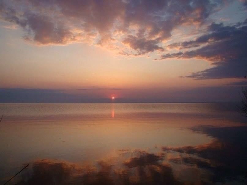 Необычный рассвет на Киевском море: опубликованы фото 