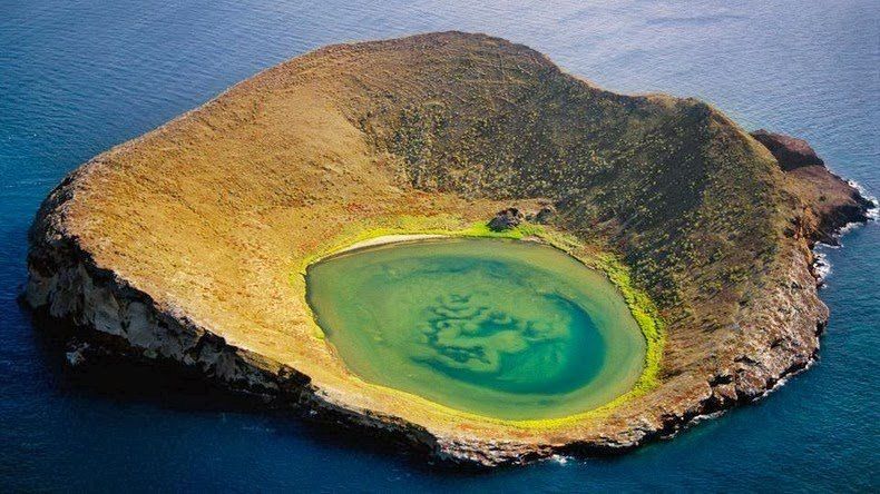 Необычный остров с кратером в Галапагосском архипелаге