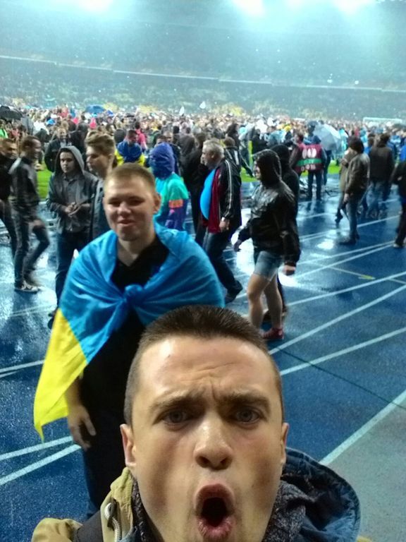 Соцсети разрывают селфи фанатов на "Олимпийском" после победы "Днепра"