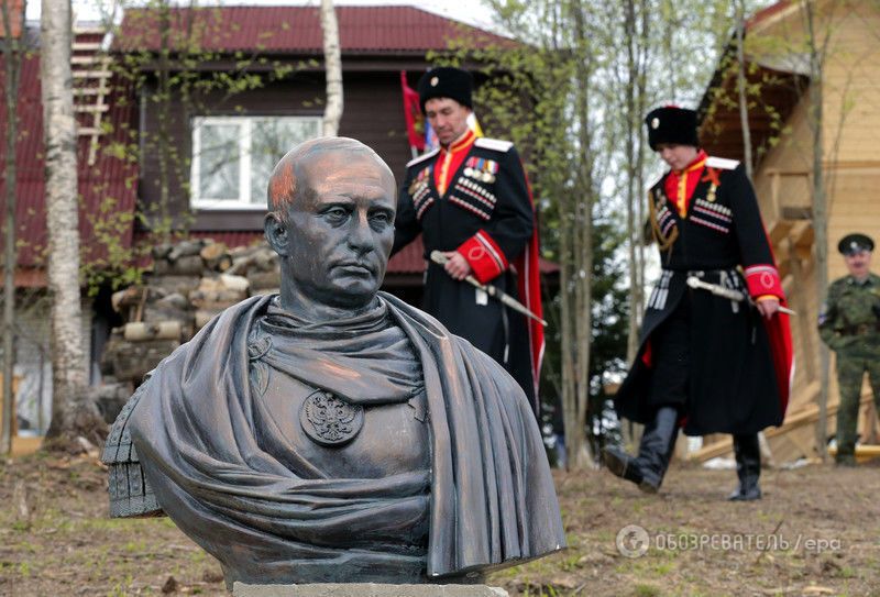 В Петербурге поставили памятник Путину в образе римского императора