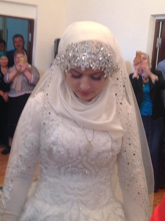 В Чечне кадыровский силовик женился на 17-летней