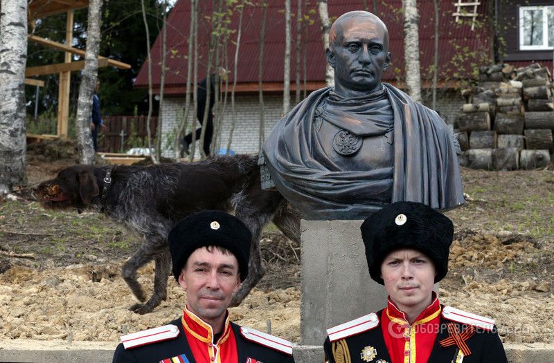В Петербурге поставили памятник Путину в образе римского императора