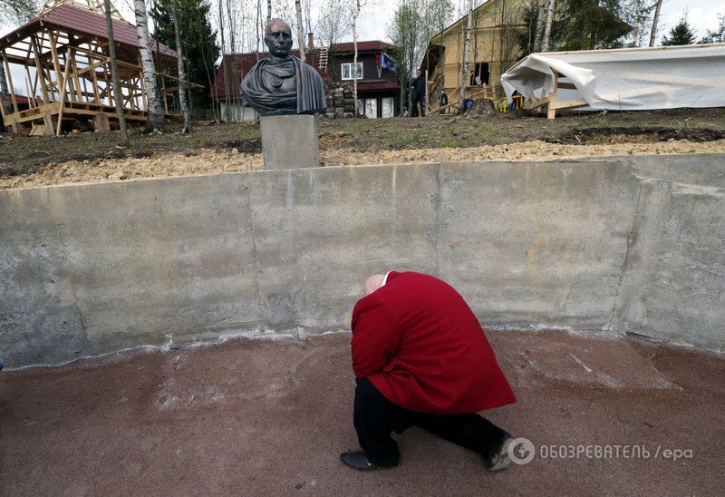 В Петербурге поставили памятник Путину в образе римского императора