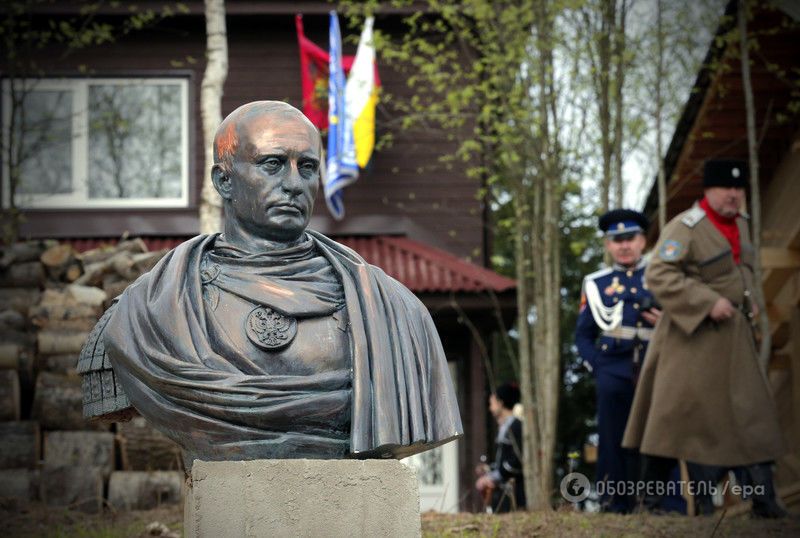 В Петербурге поставили памятник Путину в образе римского императора