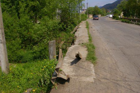 Жуткое ДТП в Закарпатье. Авто вылетело с моста: фото с места аварии