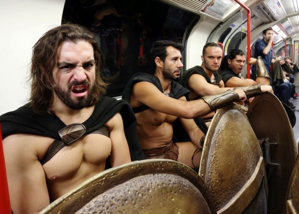 Лондонское метро "атаковали" "300 спартанцев": фото крутого флешмоба