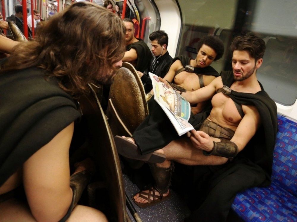 Лондонское метро "атаковали" "300 спартанцев": фото крутого флешмоба